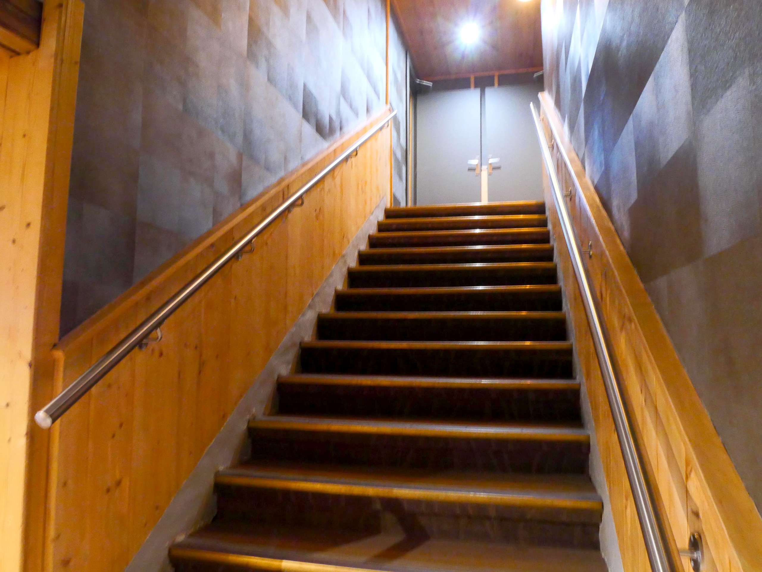 Escalier intérieur habillé de bois menant aux chambres