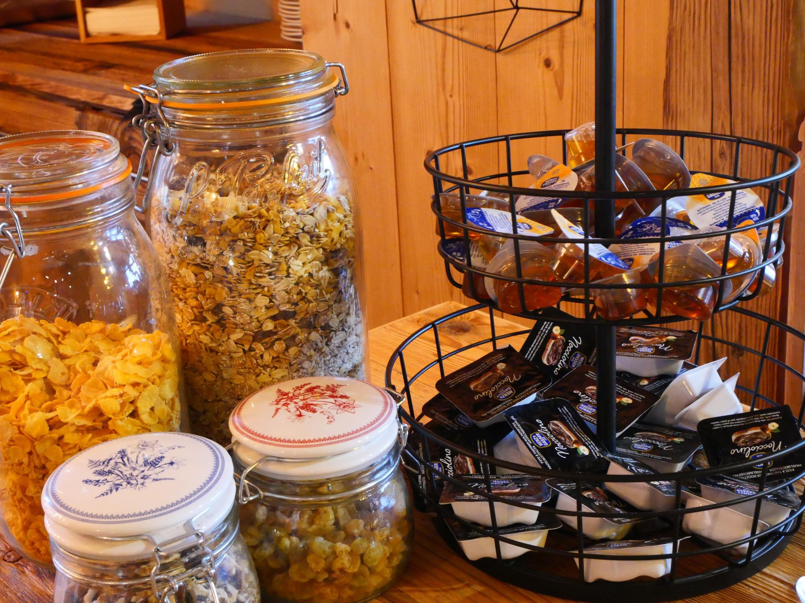 Buffet du petit-déjeuner : céréales et muesli en bocaux, miel et pâte à tartiner