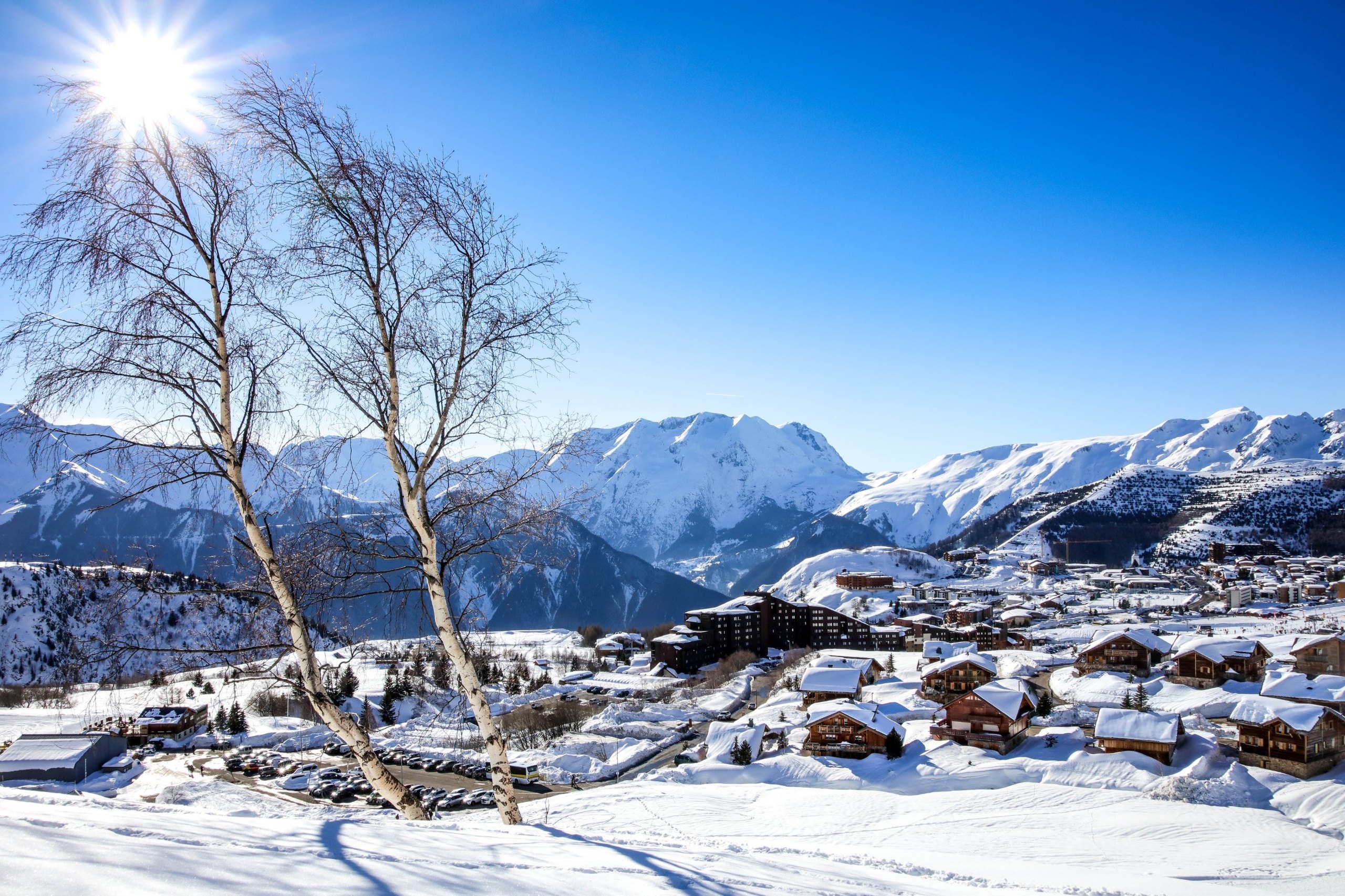 La station sous la neige et le soleil, entre chalets et sommets