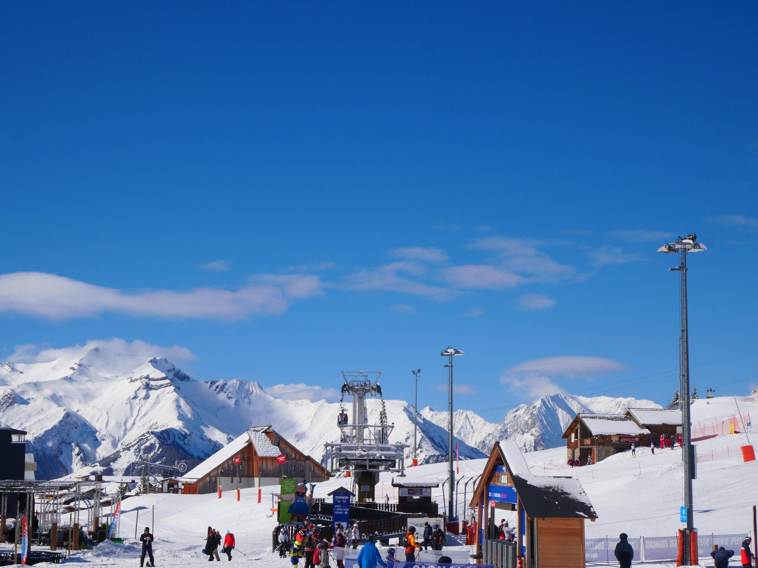 Le front de neige au soleil, face aux sommets enneigés