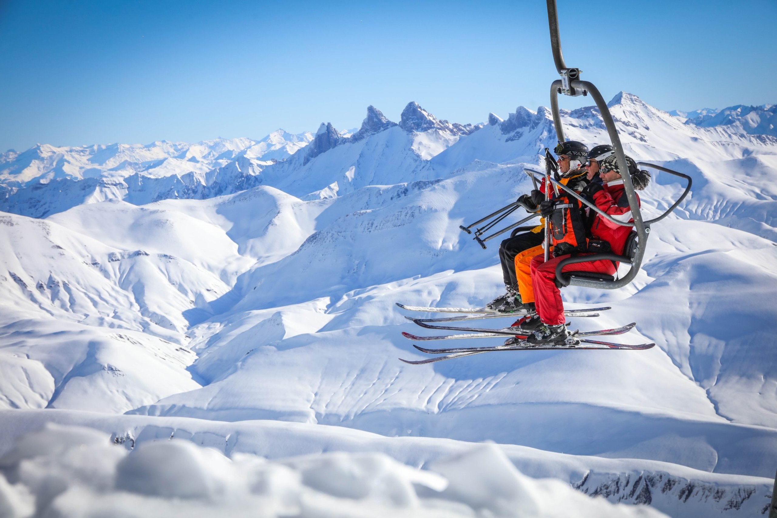 En télésiège au-dessus des pistes, face aux sommets