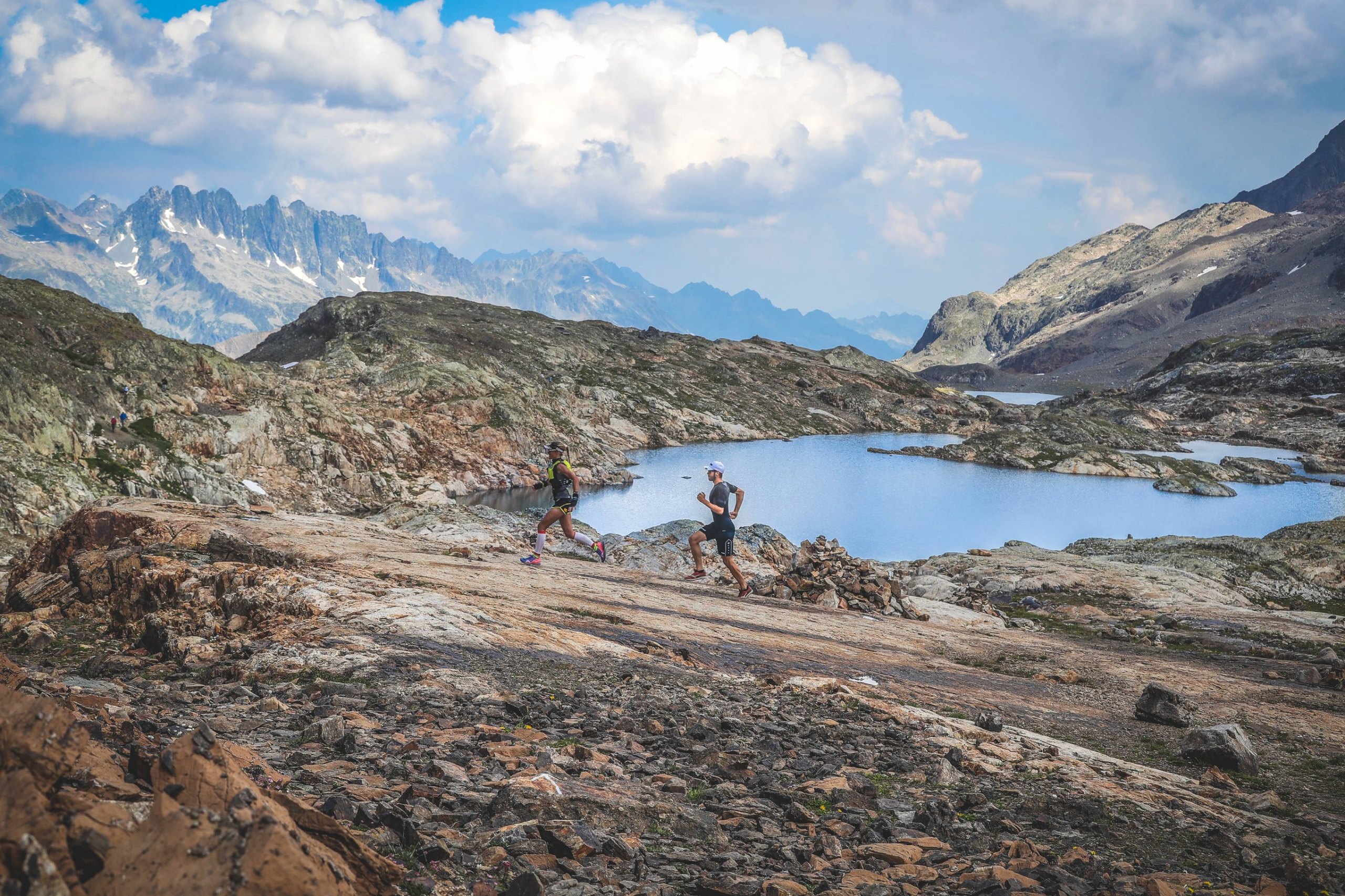 Trail l'été au bord des lacs d'altitude