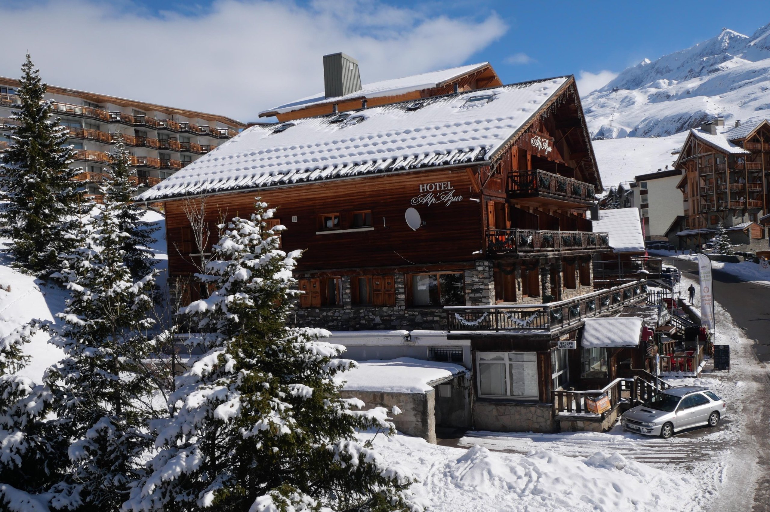Le chalet de l'Hôtel Alp'Azur sous la neige, au cœur de la station